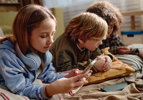 O nouă țară interzice accesul copiilor sub 15 ani la rețelele sociale. Platformele vor fi obligate să verifice vârsta utilizatorilor