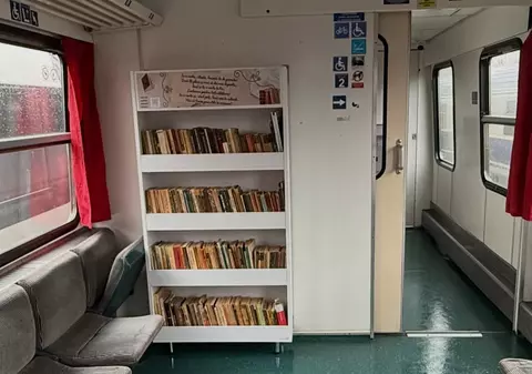„Biblioteca pe șine” din trenul București – Galați: cum a transformat Georgiana naveta cu CFR-ul într-o experiență culturală