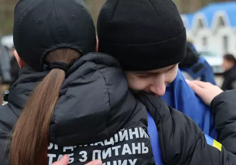 Rusia și Ucraina au făcut schimb de 350 de prizonieri înainte de armistițiul de Paște | VIDEO