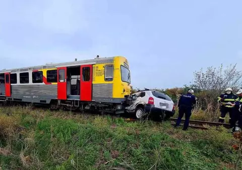 Un bărbat din Timișoara a murit după ce mașina sa a fost spulberată de un tren cu 30 de pasageri