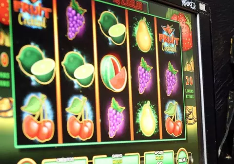 Un român întors acasă din Franța a pierdut toți banii la păcănele, în câteva ore. Nevasta l-a părăsit și i-a luat și copilul