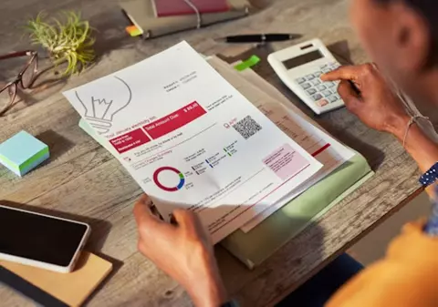 Factura la curent a explodat? Cum îți gestionezi costurile folosind un card de credit de la Axi-Card   