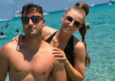 Imagini cu Valentin Sanfira și femeia cu care a înlocuit-o pe Codruța Filip. Au plecat împreună în vacanță și au crezut că nu-i vede nimeni