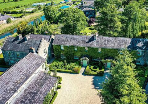 Un sat vechi de peste 200 de ani se vinde cu 20 de milioane de euro. Are pub, biserică și hotel, dar nu locuiește nimeni în el