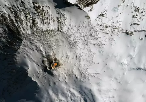 Cel mai misterios vulcan de pe planetă, unde craterul aruncă zilnic aur în valoare de mii de dolari