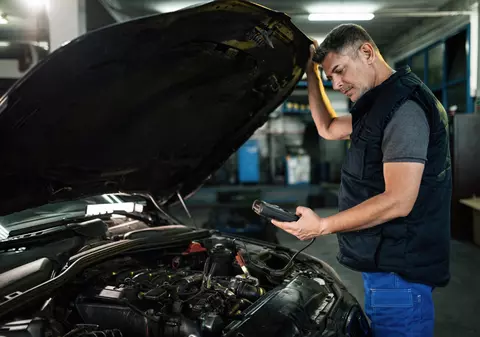 Ce verificări auto poți face acasă fără să înlocuiești vizita la service