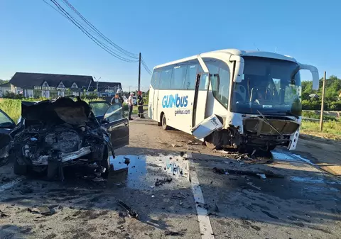 Autocar cu mineri lovit în plin de un Audi pe contrasens, în Mehedinți, după ce unul dintre șoferi ar fi adormit la volan