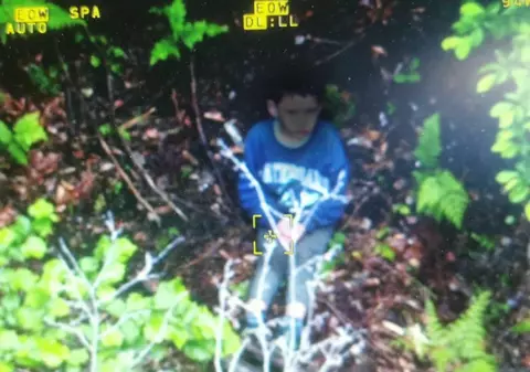 Alexandru, copilul de 5 ani din Sibiu, salvat după două zile de căutări, are pneumonie și mușcături de căpușe