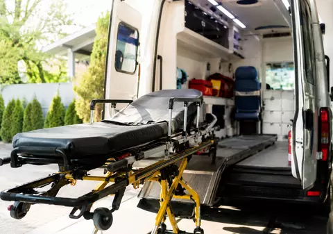 Ambulanță privată pentru vârstnici: de ce transportul medical specializat nu este un moft