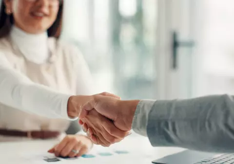 Statul român plătește 2.250 de lei pe lună pentru angajarea acestor persoane. Cine ia banii și care este condiția