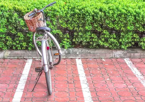 Un angajat a fost concediat după 33 de ani de muncă la o companie, pentru că era plătit să vină cu bicicleta la serviciu, dar el venea cu mașina