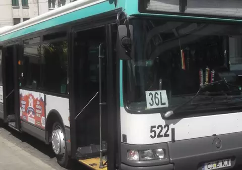 O femeie a fost luată la bătaie cu o cârjă într-un autobuz din Cluj de un pensionar, în mijlocul călătorilor: „Te omor!”