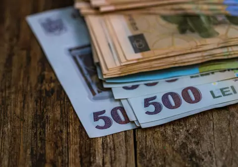 Formula de calcul pentru profesori din noua lege a salarizării. Un profesor debutant va avea un salariu de bază de 7.544 de lei brut