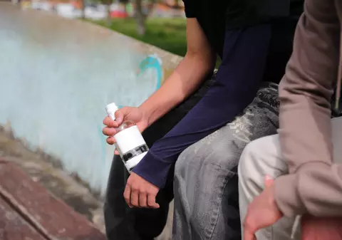 Un bărbat a ieșit să bea pe banca din fața blocului, dar a fost reținut de polițiști pentru că a evadat din arest la domiciliu