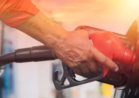 Benzina a ajuns mai scumpă decât motorina, joi, 28 mai 2026. Cât costă un litru de carburant în București, Cluj-Napoca, Timișoara, Iași și Constanța