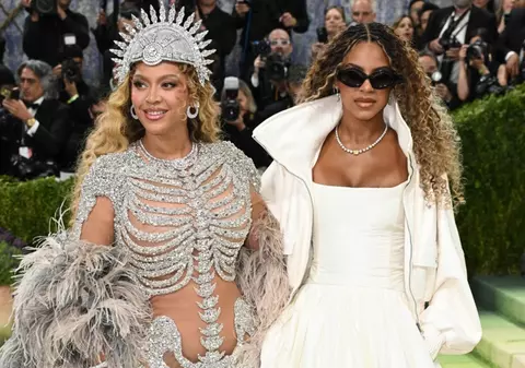 Beyonce a revenit la Met Gala 2026 după un deceniu, alături de fiica sa, Blue Ivy Carter. Cum au apărut cele două pe covorul pietruit