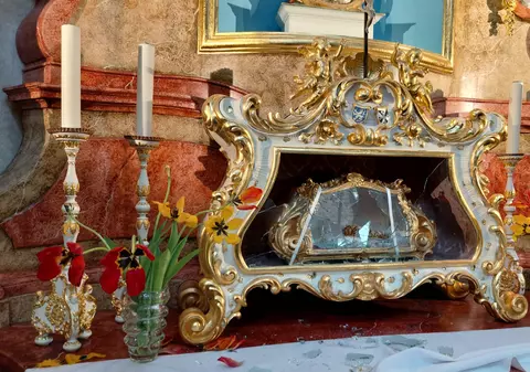 Un hoț a furat craniul unei sfinte dintr-o biserică și a fugit cu el în plină zi, în Cehia