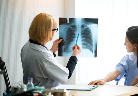 Jumătate dintre românii care suferă de o boală pulmonară gravă habar nu au că sunt bolnavi. De ce ajungem la medic foarte târziu și cum ne păcălim singuri pe TikTok 