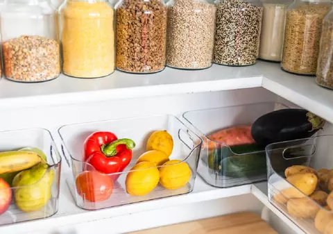 Cămara perfect organizată: estetică, eficiență vizuală și control real asupra risipei alimentare