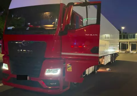Doi șoferi de TIR, un român și un moldovean, au furat din camionul unui coleg 150 de litri de motorină în mai puțin de 4 minute, pe o autostradă din Franța