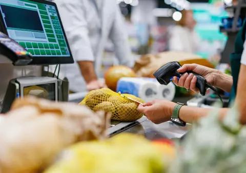 Cum a reușit angajata unui supermarket să fure 100.000 de euro fără ca nimeni să își dea seama. Escrocheria inventată de o casieră, în Franța