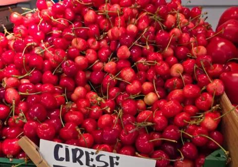 Unde cumperi în București cireșe și căpșuni abia culese, direct de la producătorii români. Festivalul celor mai râvnite fructe ale verii ajunge în Capitală