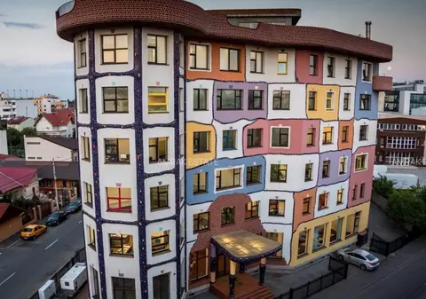 Cea mai colorată clădire din București se vinde la preț-record
