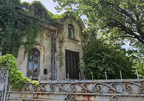Clădirea-gazdă pentru peste 650 de firme: afaceriști străini, contracte publice și societăți controversate au sediul pe hârtie într-o ruină din București 