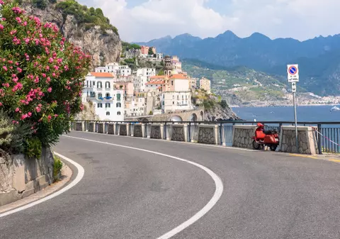 Regula pentru șoferi, inclusiv români, care interzice circulația în funcție de numărul mașinii: sistem „par-impar” pe Coasta Amalfi de la 1 iunie