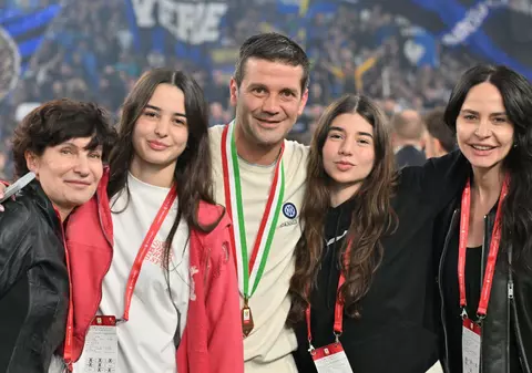 Cristi Chivu, imagine emoționantă după câștigarea Cupei Italiei. Și-a îmbrățișat soția și fiicele chiar pe teren