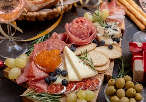 Brunch-ul perfect fără efort: cum să asamblezi platoul ideal pentru musafiri folosind ingrediente gata pregătite