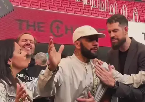După ce a făcut închisoare pentru viol, Dani Alves s-a întors pe stadion ca predicator evanghelic, în fața a 35.000 de oameni