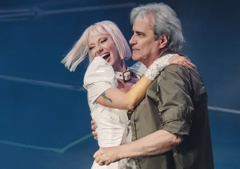 Cine e artista care a cântat în deschiderea concertului Iris de la Arenele Romane din București