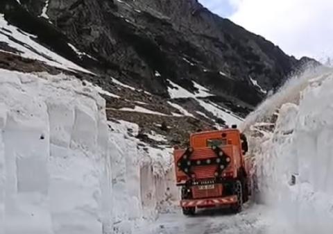 Se deszăpezește pe Transfăgărășan: stratul de zăpadă depășește 3 metri grosime