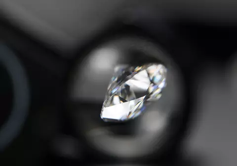 O mamă în doliu după ce și-a pierdut fiul și tatăl a găsit un diamant de 3,09 carate, într-un parc din SUA. Cât valorează