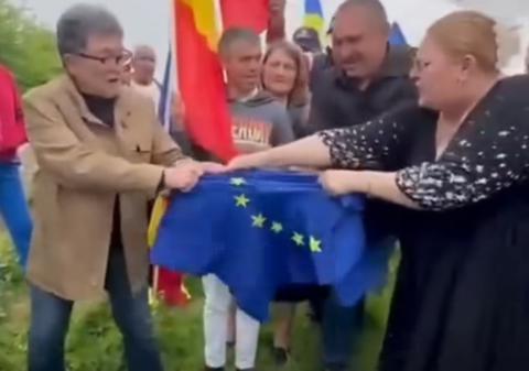 Diana Șoșoacă a rupt steagul Uniunii Europene, însă câștigă în fiecare lună 9000 de euro de la Parlamentul European. În aceeași zi a fost la Ambasada Rusiei | VIDEO