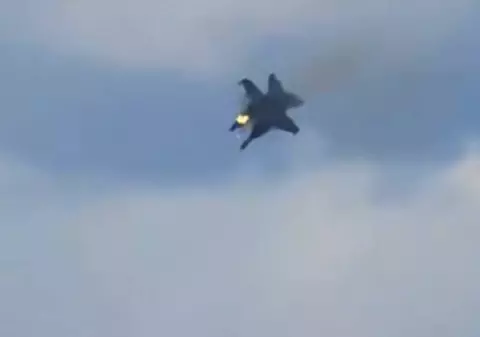 Momentul în care două avioane de luptă, de 67 de milioane de dolari fiecare, se ciocnesc în aer la un show aviatic din SUA | VIDEO