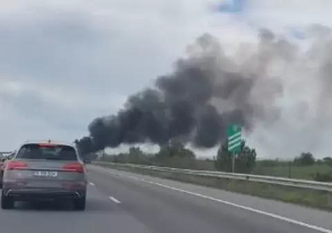 Video. O dubă a luat foc pe autostrada A1: partea din față a autoturismului, carbonizată. Traficul pe sensul către Pitești e blocat