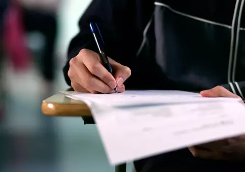 Subiecte Evaluarea Națională 2026, clasa a IV-a, proba la Matematică și Științe ale naturii: „Iulia a cumpărat o insignă pentru care a plătit 9 lei și 98 de bani. Cât reprezintă suma doar în bani?”