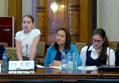 VIDEO - O elevă de clasa a V-a ignorată de ministrul Educației, Mihai Dimian, care butona telefonul în timp ce fata îi vorbea: „Voi ne interziceți telefoanele, dar nu ne învățați să le folosim”