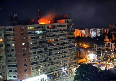 Dronă rusească, prăbușită în Galați: explozie și incendiu la un bloc cu zece etaje. Nicușor Dan merge la locul exploziei - Surse
