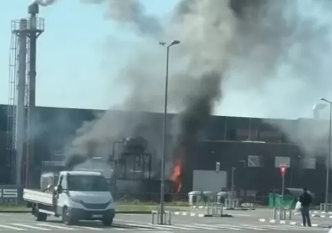 Explozie puternică la un depozit din Prahova. Un bărbat a fost rănit, pompierii încearcă să prevină o nouă deflagrație