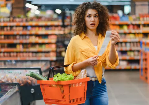 O tânără din generația Z a găsit un bon de la supermarket din anul 2006 și a ajuns virală pe internet: „Ne jefuiesc acum”