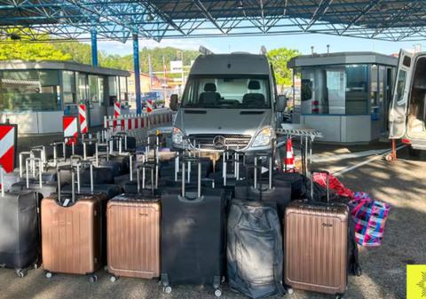 O femeie s-a întors din vacanță cu 55 de valize. Ce au descoperit vameșii când i-au controlat toate bagajele în doar 20 de minute