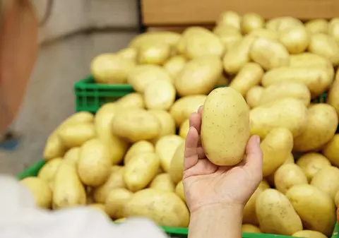 De ce râd americanii de oamenii care cumpără cartofi de la supermarket: „Pierdere de timp”