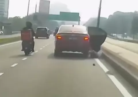 Momentul în care o femeie sare dintr-un taxi, pe autostradă: „Era ceva în privirea șoferului care m-a speriat” | VIDEO