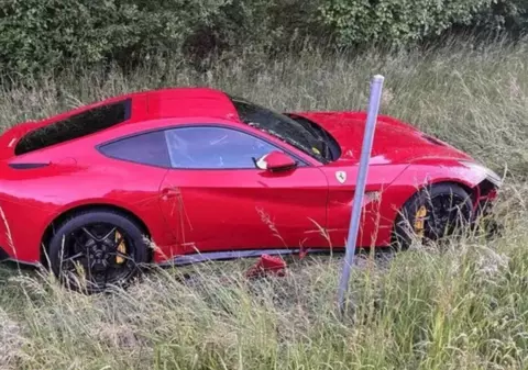 Ferrari 812 Superfast abandonat în tufișuri, pe marginea unei autostrăzi din Elveția. Reacția șoferului când l-au găsit polițiștii