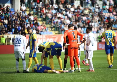 Un fotbalist de la Petrolul Ploiești a leșinat în autocar, în Flâmânzi, în drum spre casă de la Botoșani
