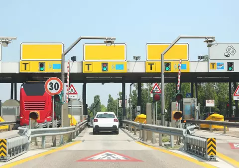 Un șofer a trecut de 252 de ori prin stațiile de taxare de pe autostradă și nu a plătit niciodată, în Franța. Ce i-a spus procurorul în instanță