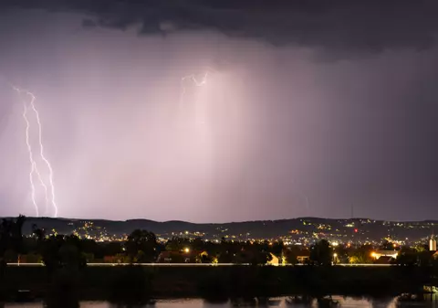 Ce urmează după valul de căldură: meteorologii anunță o schimbare bruscă de vreme în România
